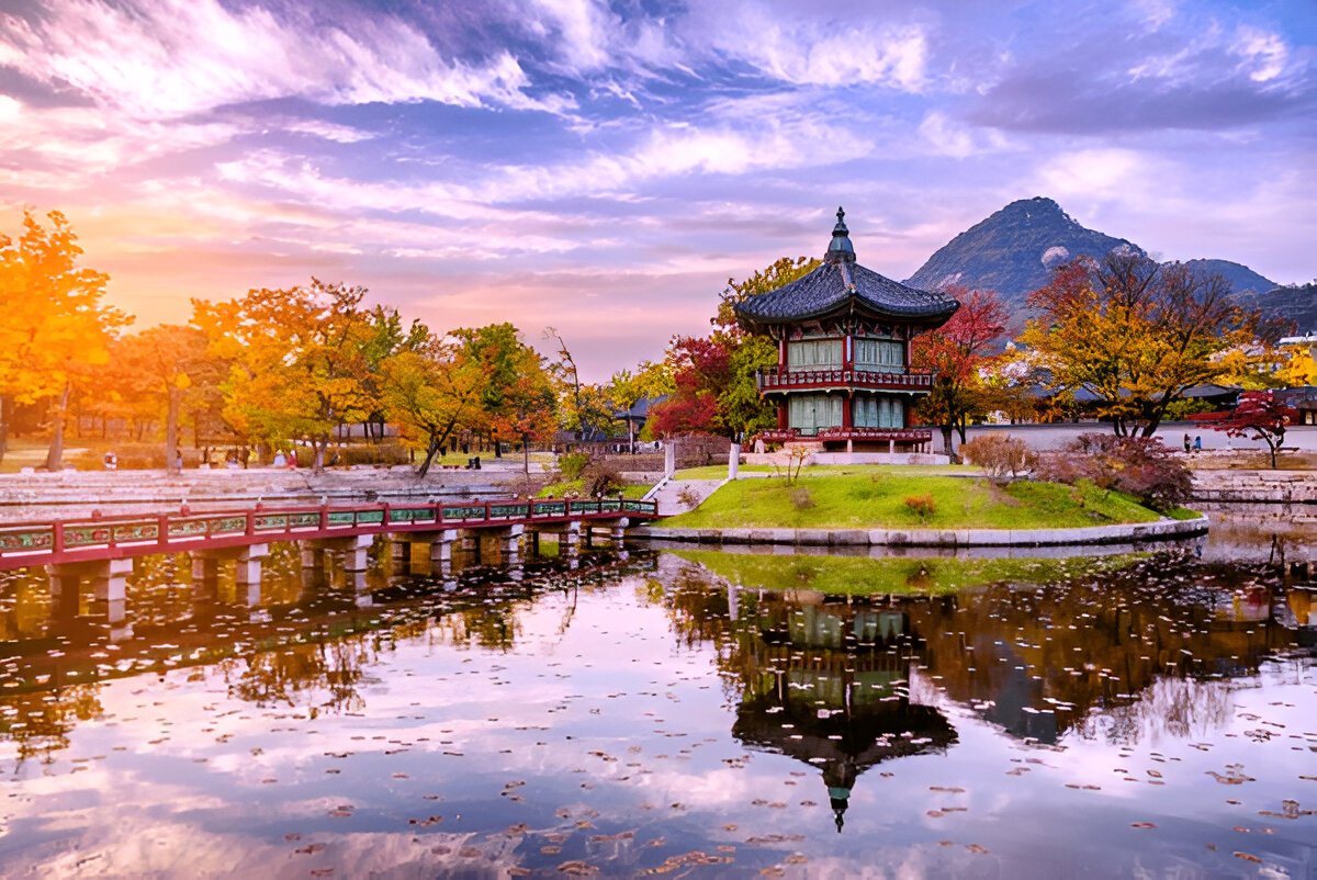 Coucher de soleil au pavillon aquatique du palais Gyeongbokgung du pays à Séoul, corée du sud.
